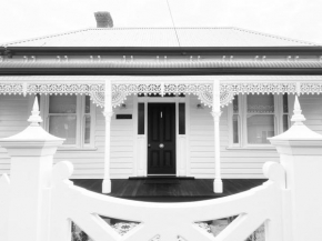Castlebar - Superior Boutique Accomodation - Steps to Pakington Street, Geelong